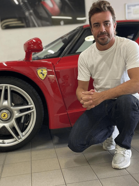 Fernando Alonso e sua Ferrari Enzo que será leiloada - Reprodução/Instagram