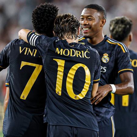 Vini Jr. comemora gol do Real Madrid em amistoso com o Milan