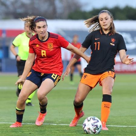 Disputa de bola em Holanda x Espanha, amistoso do futebol feminino de 2018