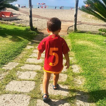 Pietro, neto de Falcão, com a camisa 5 da Roma