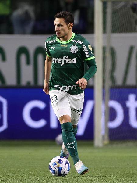 Raphael Veiga, do Palmeiras, em jogo contra o Deportivo Pereira, pela Copa Libertadores