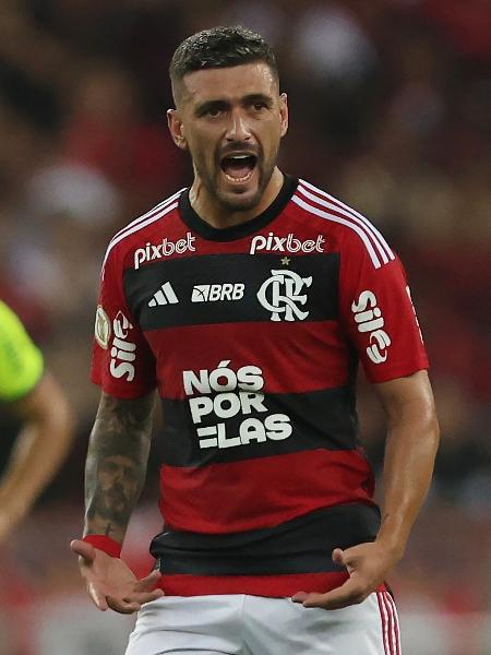 Arrascaeta celebra gol em Flamengo x Palmeiras, jogo do Campeonato Brasileiro