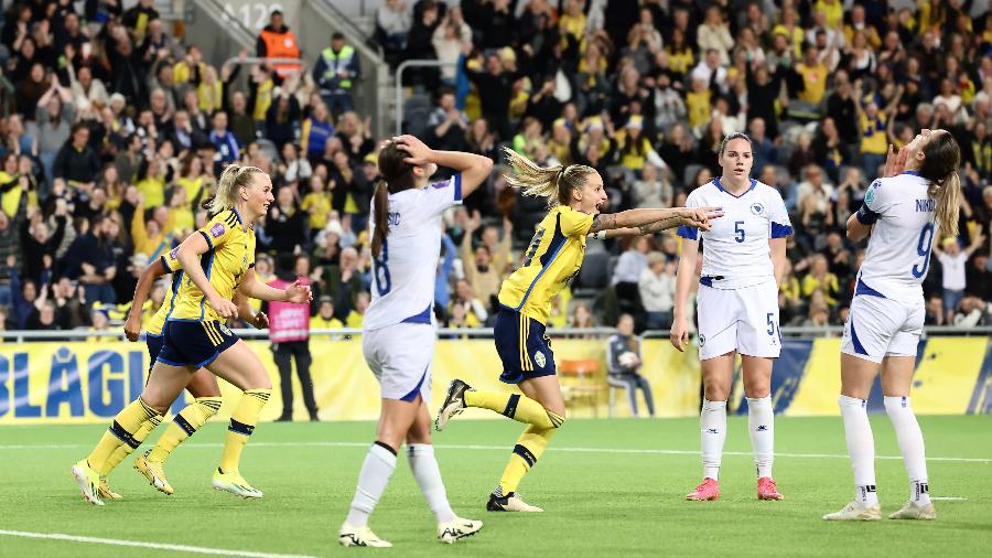 Jogadoras da Suécia comemoram gol sobre a Bósnia e Herzegovina