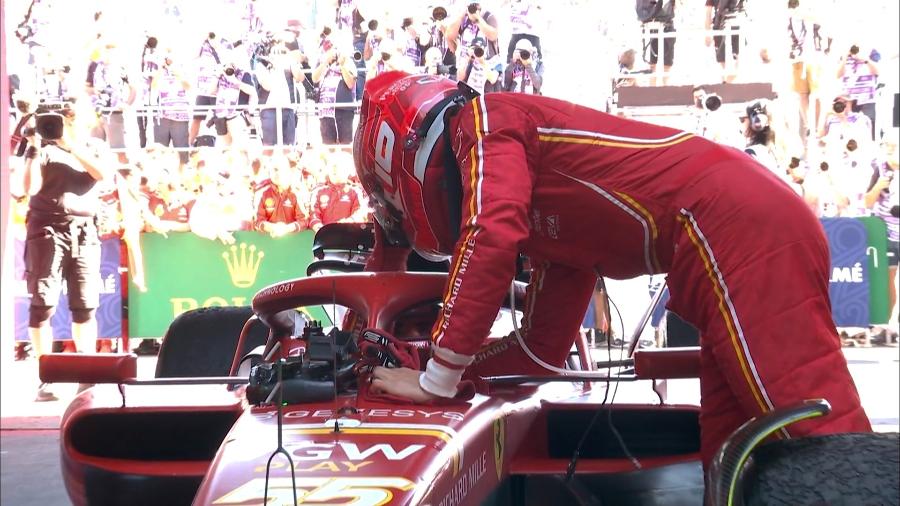 Charles Leclerc comemora com Carlos Sainz após dobradinha da Ferrari na Austrália