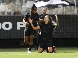 Corinthians bate São Paulo de virada e segue invicto no Brasileiro feminino