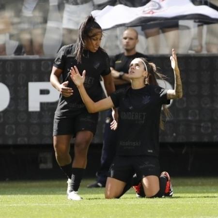 Jheniffer, do Corinthians, comemora gol contra o São Paulo pelo Brasileirão feminino