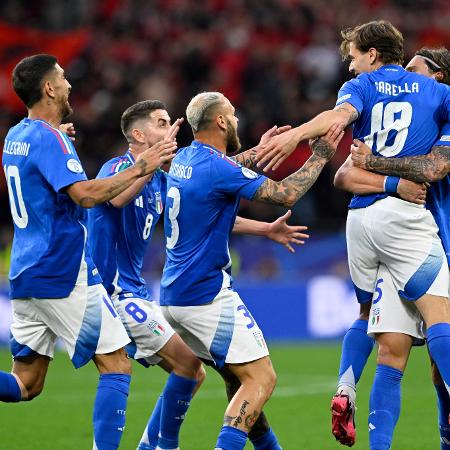 Seleção italiana comemora gol de Barella contra a Albânia