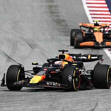 Max Verstappen (Red Bull) e Lando Norris (McLaren) brigam por topo da temporada - JOE KLAMAR/AFP