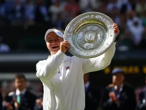 Krejcikova contém reação de Paolini e conquista Wimbledon