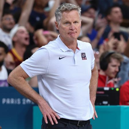 Steve Kerr, técnico dos EUA, durante jogo contra a Sérvia nas Olimpíadas de Paris-2024