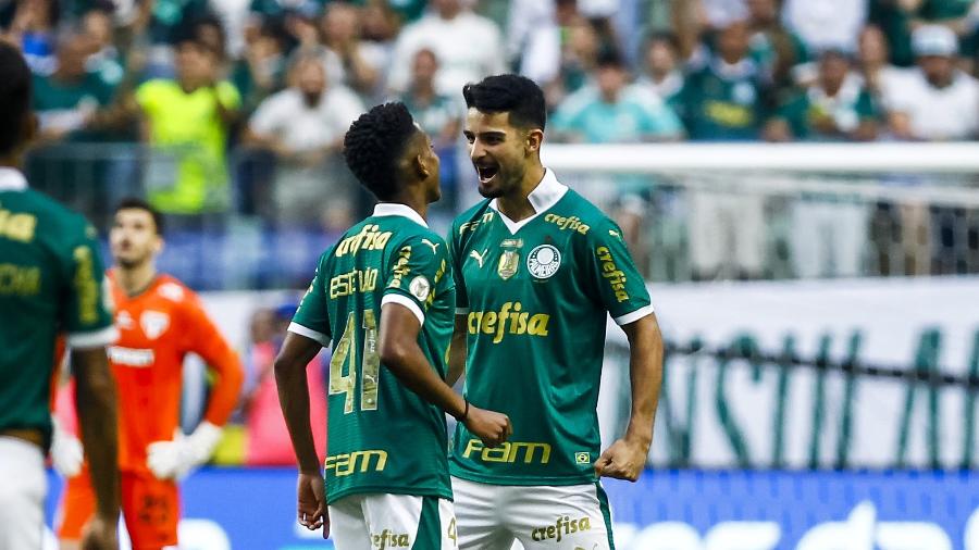 Flaco López comemora com Estêvão após marcar pelo Palmeiras contra o São Paulo, pelo Brasileirão