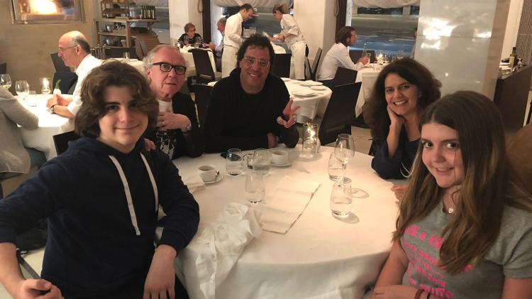 Casagrande ao lado de Washington Olivetto em um jantar de família em Londres