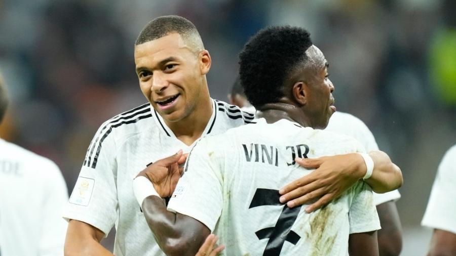 Mbappé comemora com Vini Jr. Mbappé comemora com Vini Jr.