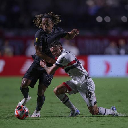 Andre Carrillo e Enzo Díaz em ação durante jogo entre São Paulo e Corinthians no Paulistão Andre Carrillo e Enzo Díaz em ação durante jogo entre São Paulo e Corinthians no Paulistão