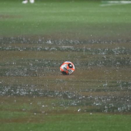 Gramado do Allianz Parque ficou alagado antes de Palmeiras x Corinthians