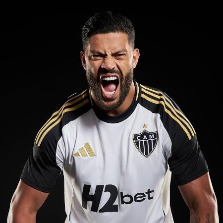 Uniforme é predominantemente branca e traz detalhes pretos e dourados na lateral Uniforme é predominantemente branca e traz detalhes pretos e dourados na lateral