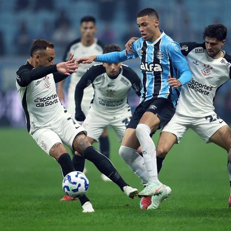 Maycon, do Corinthians, e Alysson Edward, do Grêmio, disputam a bola em jogo do Brasileirão Maycon, do Corinthians, e Alysson Edward, do Grêmio, disputam a bola em jogo do Brasileirão