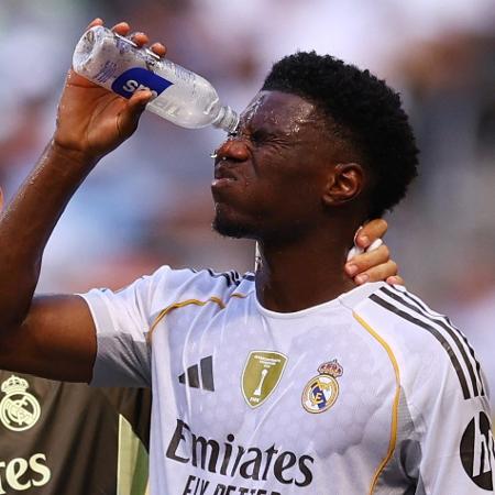 Tchouaméni joga água no rosto durante Real Madrid x Al-Hilal, jogo do Mundial Tchouaméni joga água no rosto durante Real Madrid x Al-Hilal, jogo do Mundial