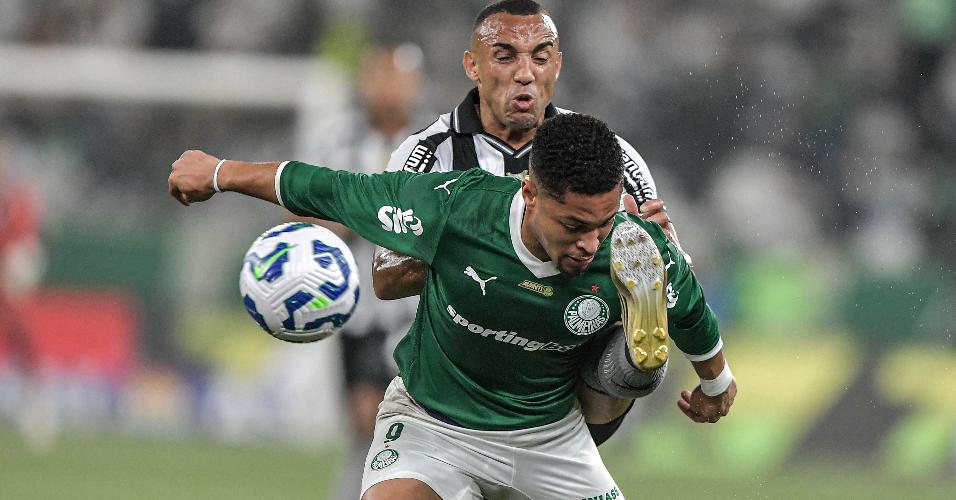 Marçal, do Botafogo, e Vitor Roque, do Palmeiras, em jogo no Engenhão