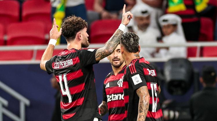 Jogadores do Flamengo celebram gol de Léo Pereira sobre o Pyramids em duelo do Mundial