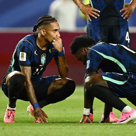 Raphinha reclama de dores durante Brasil x Haiti; jogador foi substituído