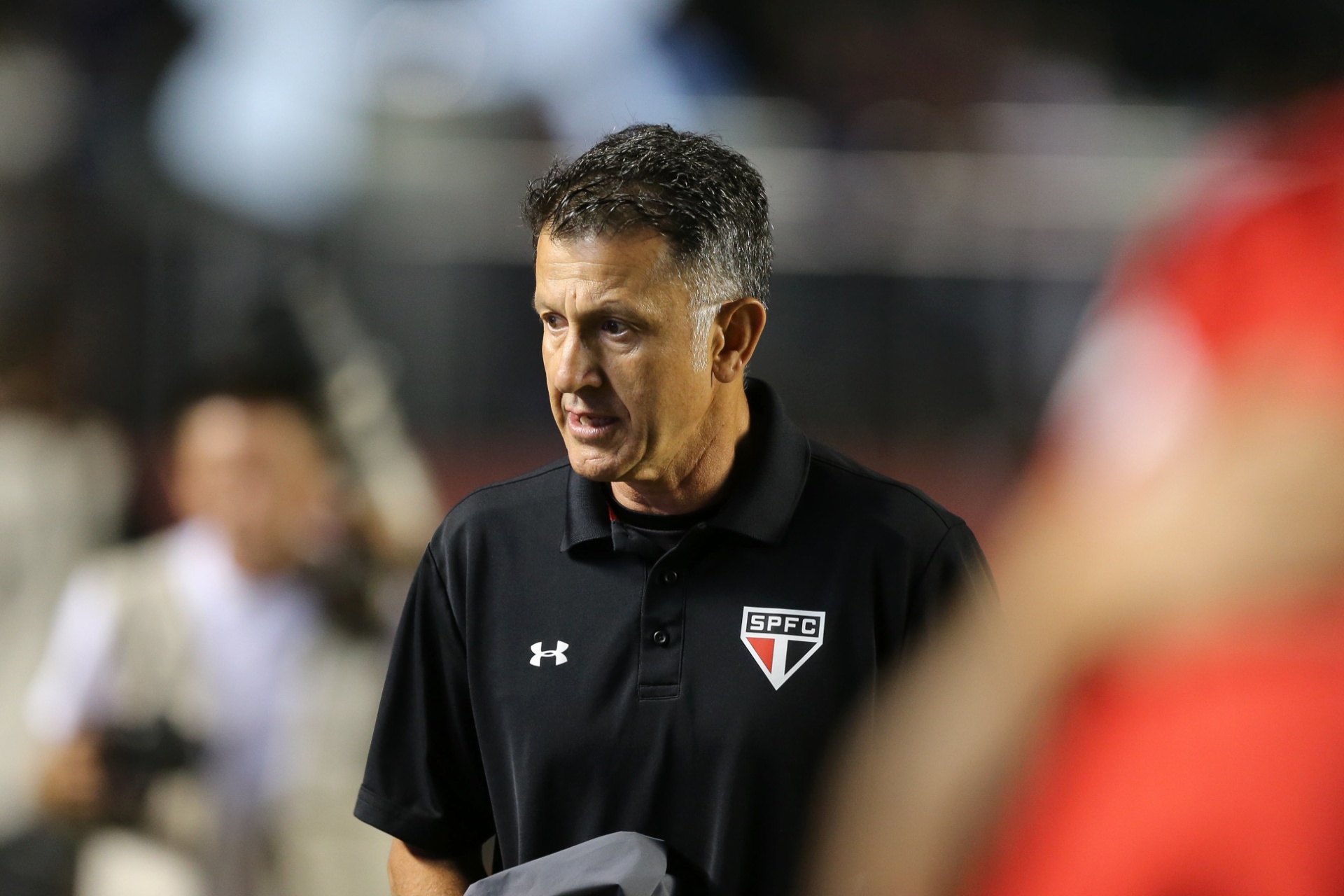 Osorio caminha rumo ao banco de reservas antes da partida entre São Paulo e Atlético-PR, válida pelo Brasileirão - Robson Ventura/Folhapress