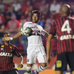 Rogério domina a bola durante o confronto entre São Paulo e Atlético-PR, válido pelo Brasileirão - Robson Ventura/Folhapress