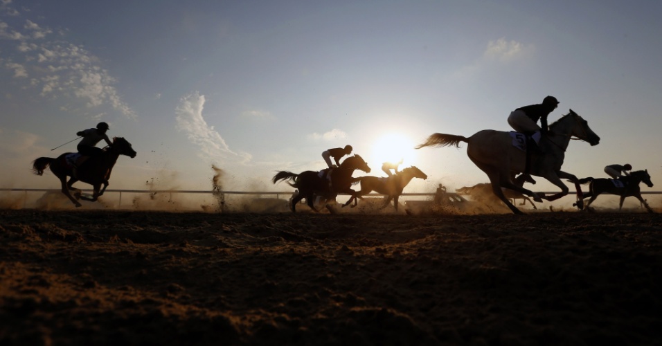 27.dez - Jóqueis montam em evento tradicional dos Emirados Árabes Unidos, em deserto próximo a Madinat Zayed, cidade 150km distante de Abu Dhabi