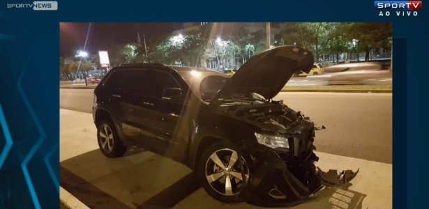 Veículo de Andrezinho ficou bastante avariado com o acidente na madrugada desta terça - Reprodução/SporTV