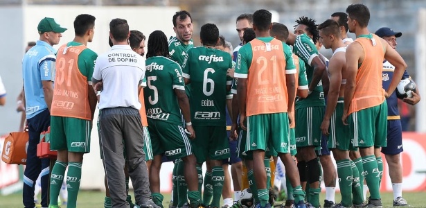 Time do Palmeiras se reuniu no gramado após derrota para o Água Santa - Cesar Greco/Ag Palmeiras