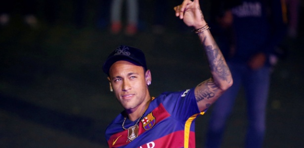 Neymar acena para a torcida em festa de título do Barcelona - REUTERS/Albert Gea