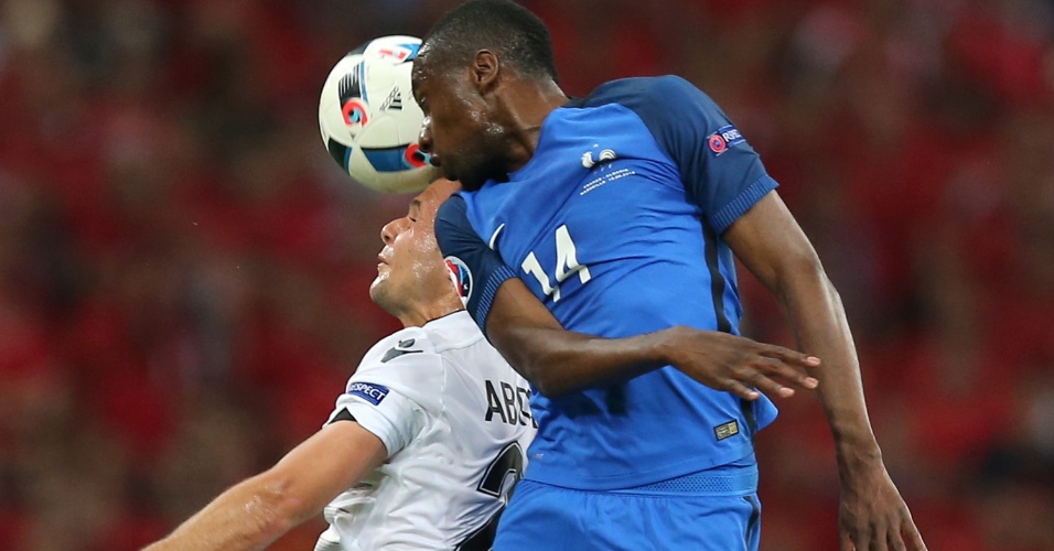 Matuidi disputa bola pelo alto no jogo entre França e Albânia