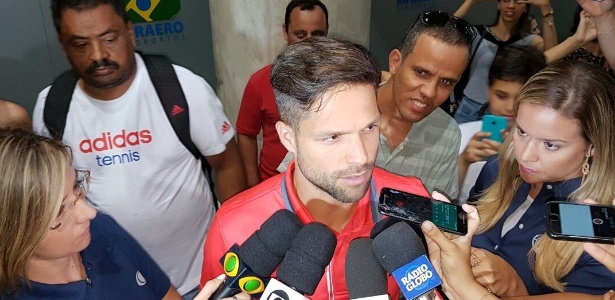 Diego concede entrevista no desembarque do Flamengo no Rio de Janeiro - Vinícius Castro / UOL Esporte