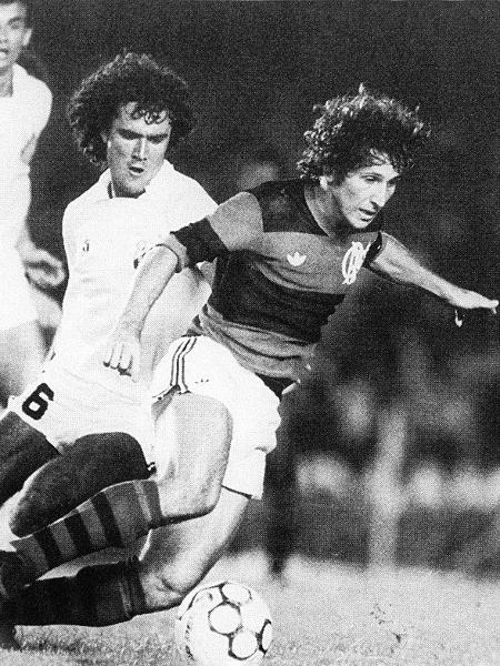 Ídolo do Flamengo, Zico (d) tenta passa pela marcação santista na final de 1983 - Folhapress