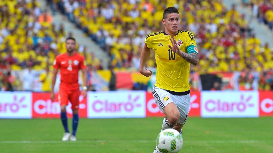 Colombiano James Rodriguez persegue a bola em partida pelas Eliminatórias Sul-Americanas da Copa do Mundo de 2018 - LUIS ROBAYO/AFP 