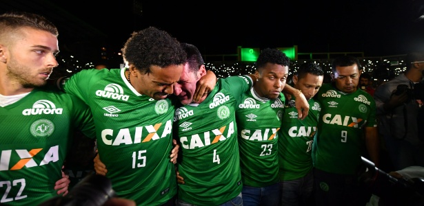 Jogadores da Chapecoense se emocionam na homenagem ao time na Arena Condá - Nelson Almeida/AFP