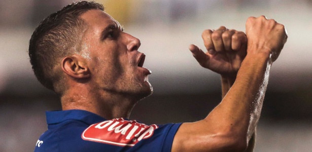 Thiago Neves comemora gol para o Cruzeiro contra o Santos - Ale Cabral/AGIF - Ale Cabral/AGIF