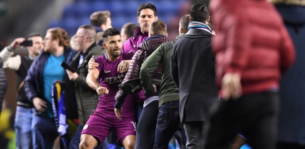 Aguero e torcedor trocam agressões, e atacante do City é contido em campo - Gareth Copley/Getty Images