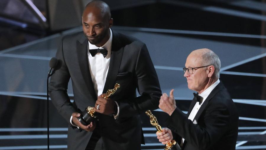 Kobe Bryant e o diretor Glen Keane recebem o Oscar por "Dear Basketball" - Lucas Jackson/Reuters