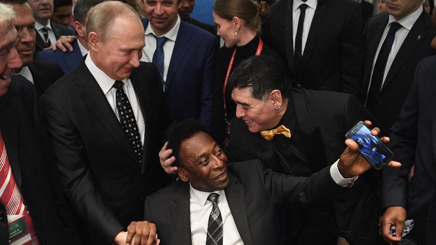 Pelé e Maradona no sorteio dos grupos da Copa do Mundo da Rússia - Michael Regan - FIFA/FIFA via Getty Images
