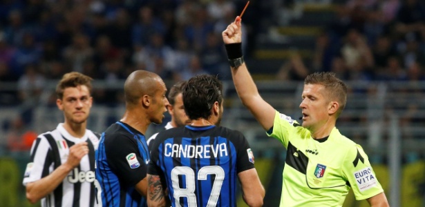 Árbitro mostra o cartão vermelho para Vecino, da Inter de Milão - Stefano Rellandini/Reuters - Stefano Rellandini/Reuters