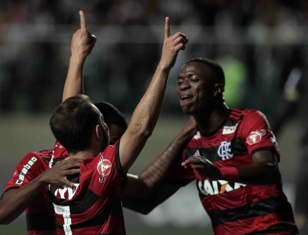 Everton Ribeiro e Vinicius Júnior comemoram o gol que encerrou o longo tabu - Pedro Vale/AGIF