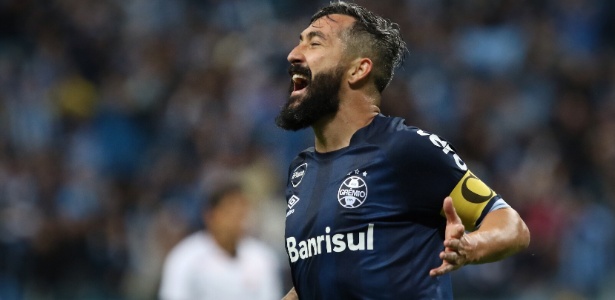 Douglas sofreu duas lesões no joelho esquerdo e deixa Grêmio ao final do contrato - ROBERTO VINICIUS/ESTADÃO CONTEÚDO