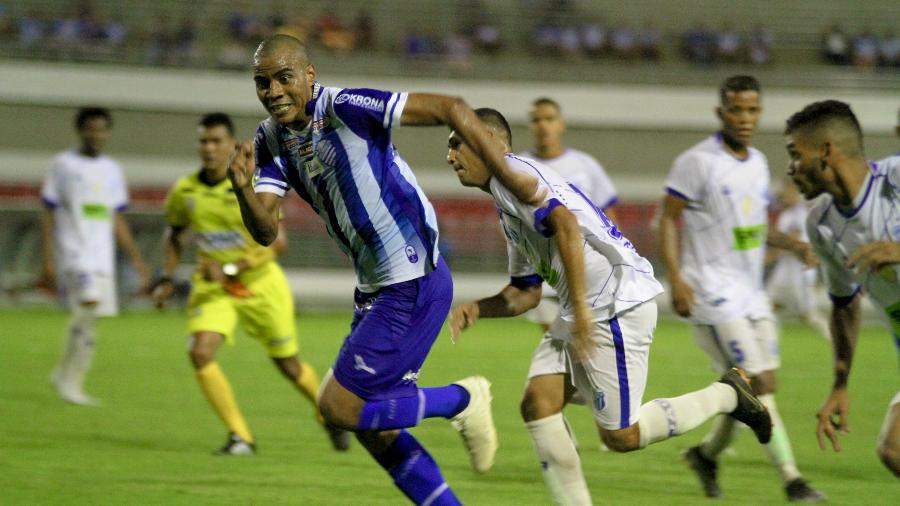 Lateral direito Régis, do CSA, carrega a bola durante jogo contra o Jaciobá - Morgana Oliveira/RCortez/CSA