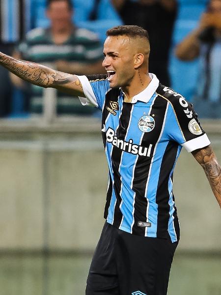 Luan comemora gol do Grêmio contra o Avaí