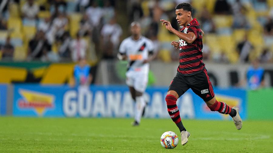 Richard Rios em ação pelo Flamengo durante clássico contra o Vasco - Thiago Ribeiro/AGIF