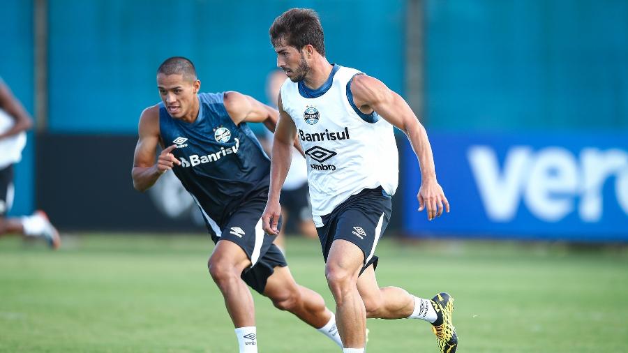 Lucas Araújo (esq) ganhou espaço em jogo-treino que Renato Gaúcho assistiu - Lucas Uebel/Grêmio FBPA