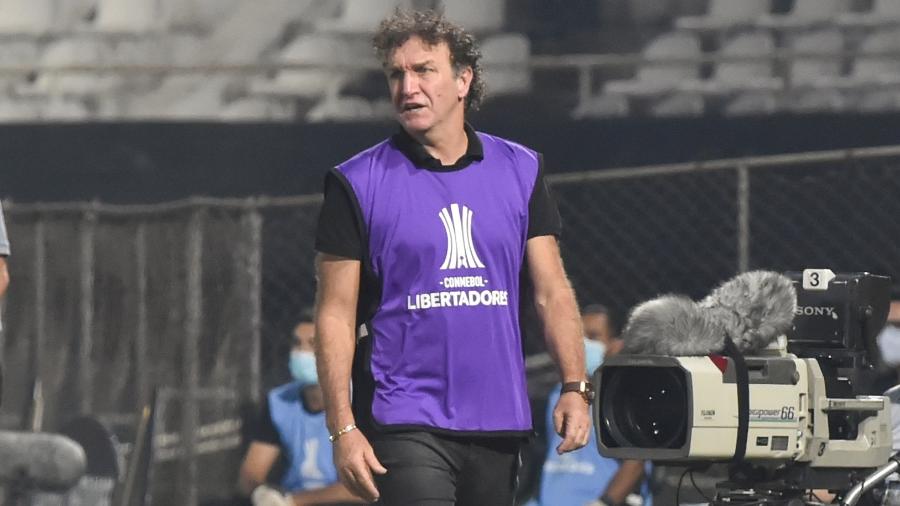 Técnico Cuca comanda o Santos em jogo contra o Olímpia (PAR) pela Copa Libertadores - NORBERTO DUARTE / POOL / AFP