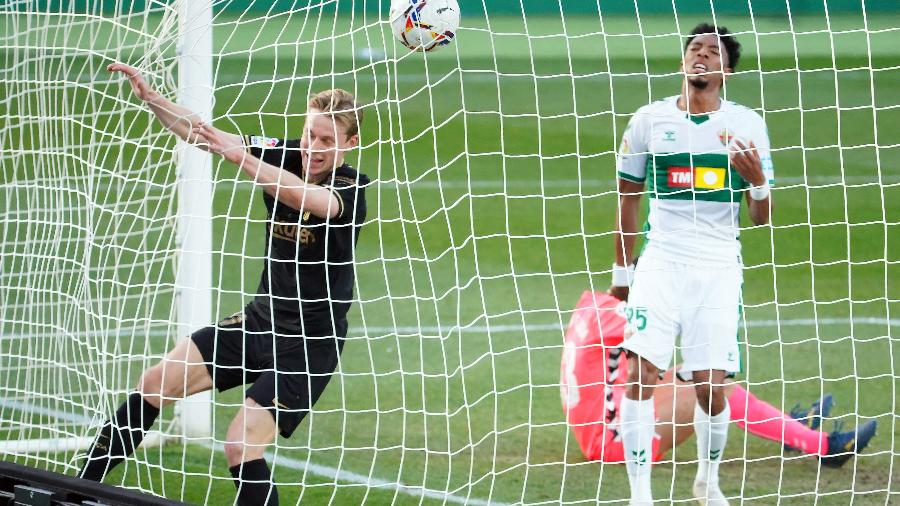 De Jong entrou com bola e tudo - JOSE JORDAN / AFP