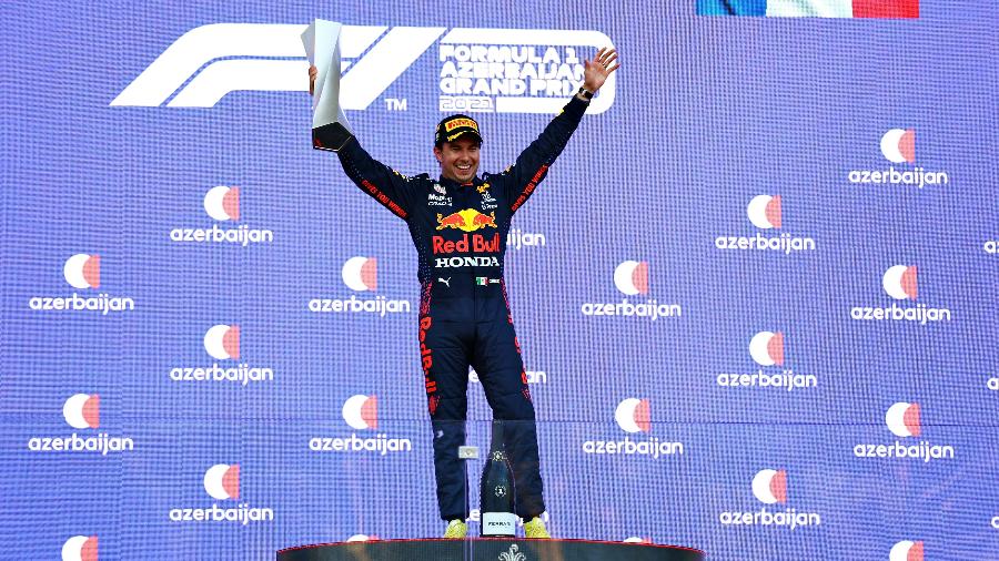 Sergio Perez comemora após vencer o GP do Azerbaijão - Dan Istitene - Formula 1/Formula 1 via Getty Images